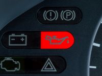 車のオイルランプが点灯したら?プロが伝える対処法と原因・予防法