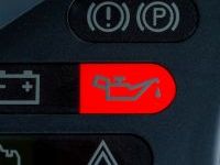 車のオイルランプが点灯したら?プロが伝える対処法と原因・予防法