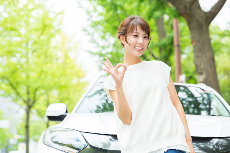 車と女性の写真