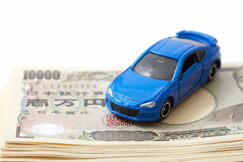 日本円と青い車