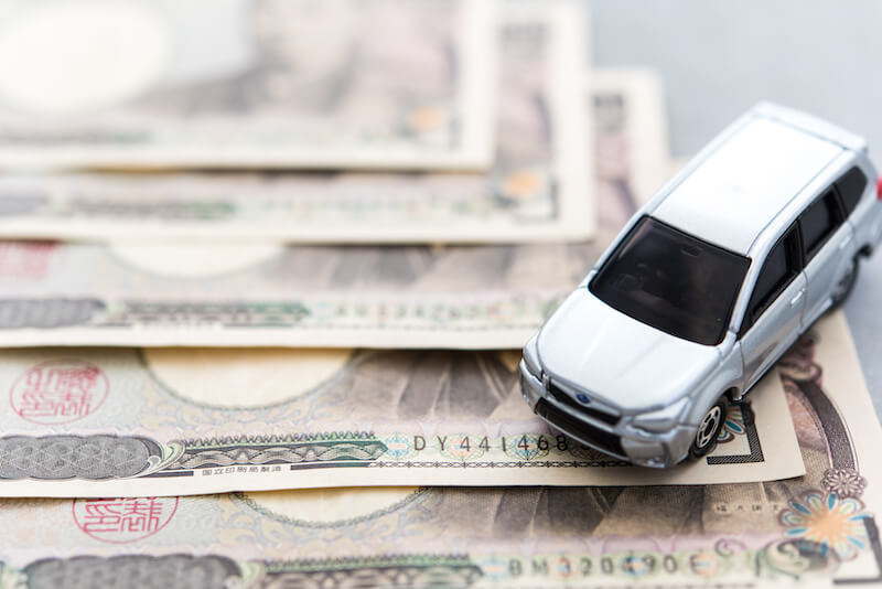 銀色の車と日本円