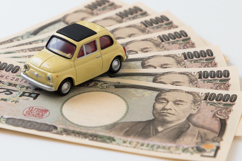 一万円札と車